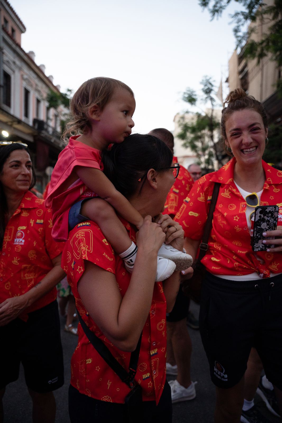 Familias MVPs por las calles de Atenas